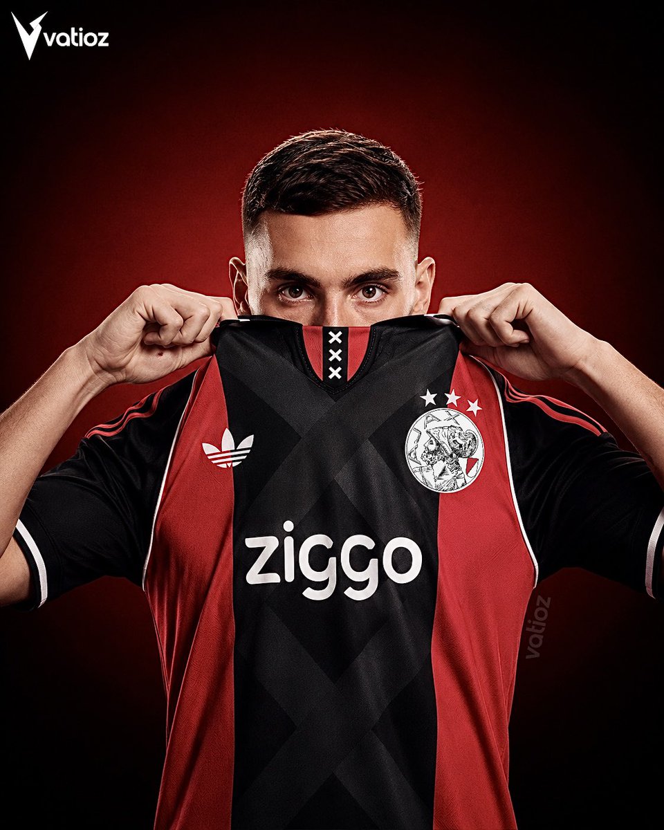 Vatioz's tweet photo. Ya se extrañaba hacer un concepto para un equipo europeo.

Imaginando una camiseta de visita para el Ajax x adidas, inspirada en las icónicas tres cruces de San Andrés de Ámsterdam. ❌❌❌ https://t.co/rqM18B8sbo