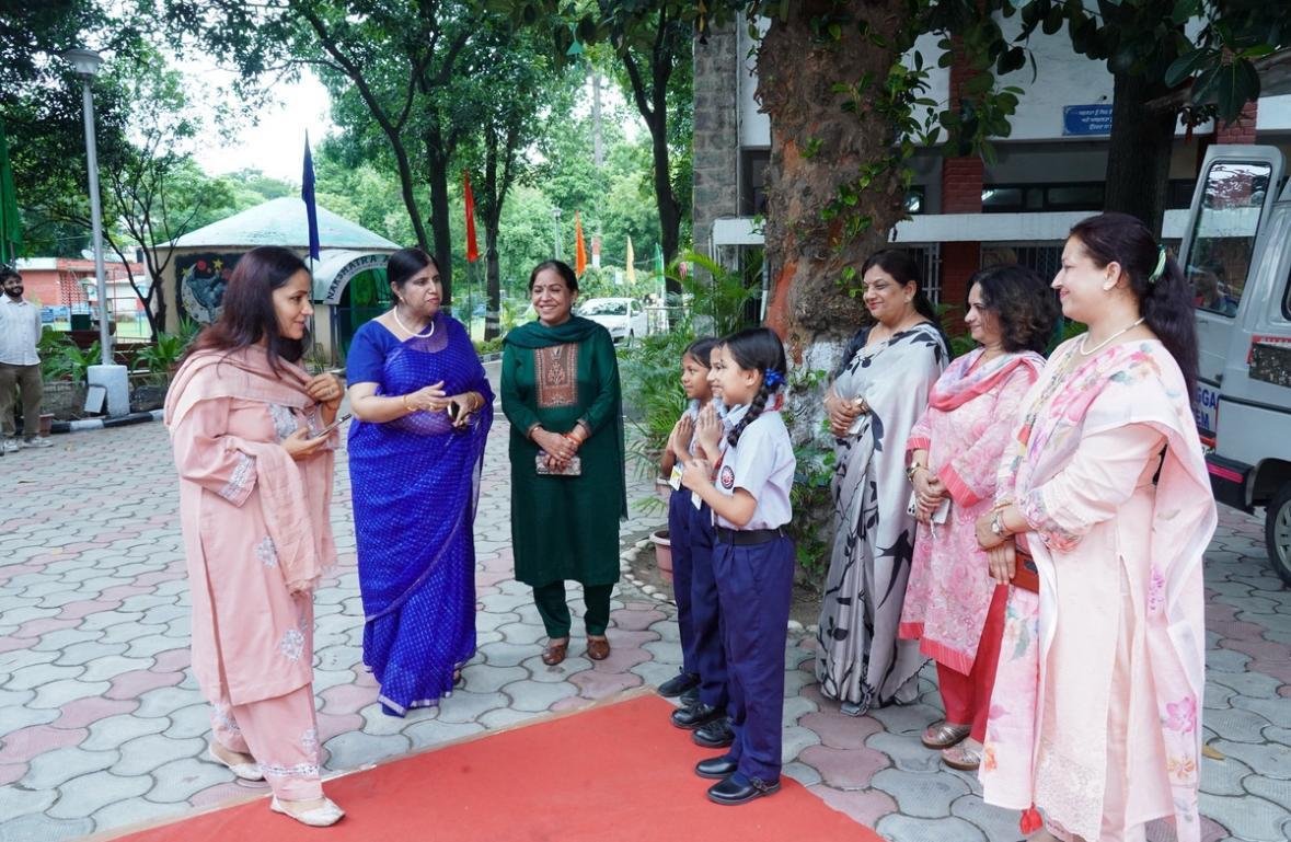 SchoolEduChd's tweet photo. Drug-free societies begin with empowered families. 

The #MothersAgainstDrugs programme brought together mothers, educators and the administration to strengthen the fight against drug abuse. Hon'ble Governor Punjab and Administrator @chandigarh_admn Sh.@Gulab_kataria  graced the occasion as the Chief Guest, in the presence of Secretary Education Ms. Prerna Puri, IAS, Director School Education Sh. Nitish Singla, and Deputy Director School Education.Mothers of students actively participated and took a pledge to work hand in hand with schools and the administration to build a healthier, safer and drug-free society.

"When mothers lead with love and awareness, communities rise stronger against the menace of drugs." 

#MothersAgainstDrugs #DrugFreeSociety #NashaMuktBharat #EducationForChange #Chandigarh 
@NMBA_MSJE 
@EduMinOfIndia 
@DselEduMinistry