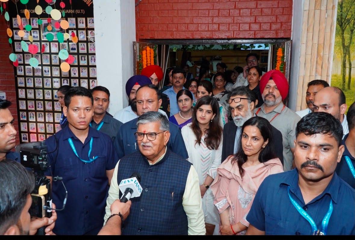 SchoolEduChd's tweet photo. Drug-free societies begin with empowered families. 

The #MothersAgainstDrugs programme brought together mothers, educators and the administration to strengthen the fight against drug abuse. Hon'ble Governor Punjab and Administrator @chandigarh_admn Sh.@Gulab_kataria  graced the occasion as the Chief Guest, in the presence of Secretary Education Ms. Prerna Puri, IAS, Director School Education Sh. Nitish Singla, and Deputy Director School Education.Mothers of students actively participated and took a pledge to work hand in hand with schools and the administration to build a healthier, safer and drug-free society.

"When mothers lead with love and awareness, communities rise stronger against the menace of drugs." 

#MothersAgainstDrugs #DrugFreeSociety #NashaMuktBharat #EducationForChange #Chandigarh 
@NMBA_MSJE 
@EduMinOfIndia 
@DselEduMinistry