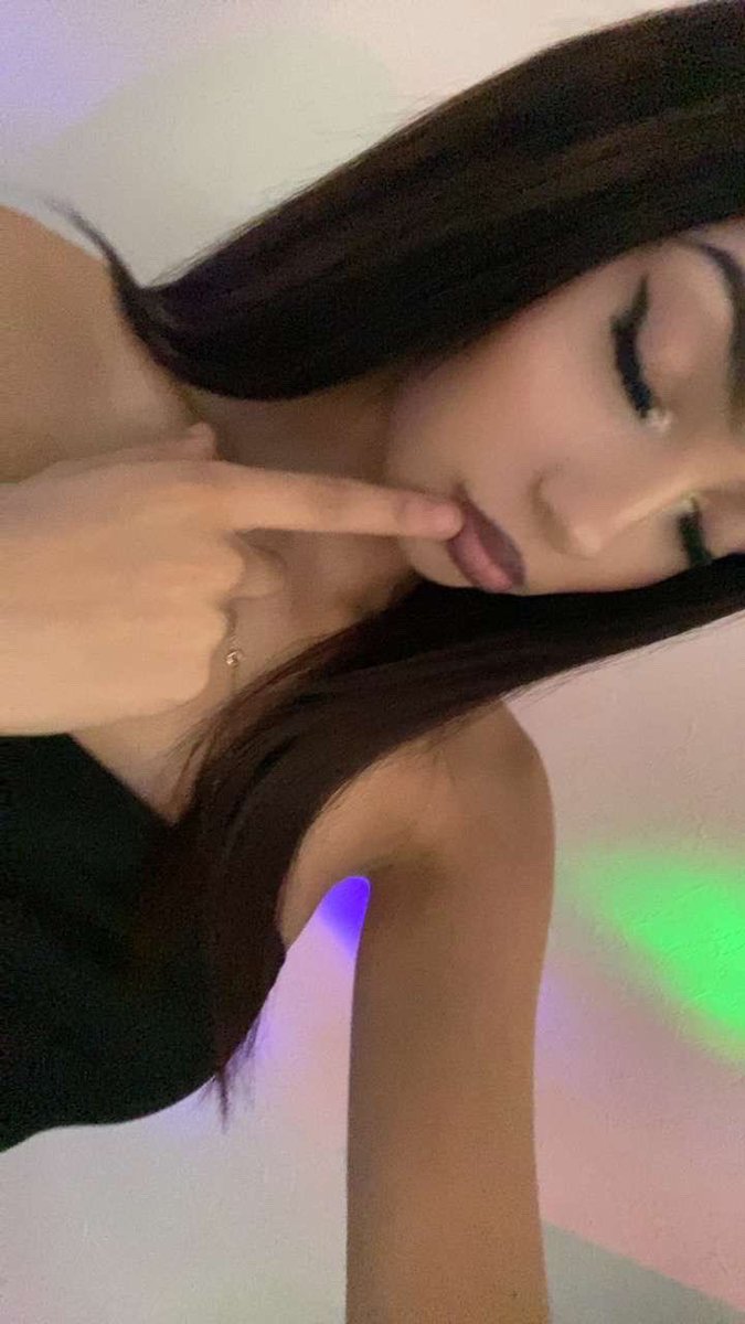 sarahdomzq1u's tweet photo. Lara,  la soeur d'un abonné régaler vous et dites ce que vous en pensez il veut regarder les com #irl #leak https://t.co/wXaZtCIBtm