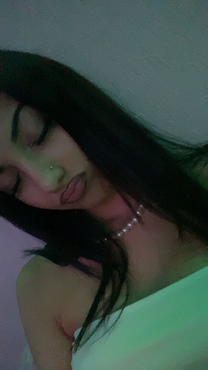 sarahdomzq1u's tweet photo. Lara,  la soeur d'un abonné régaler vous et dites ce que vous en pensez il veut regarder les com #irl #leak https://t.co/wXaZtCIBtm