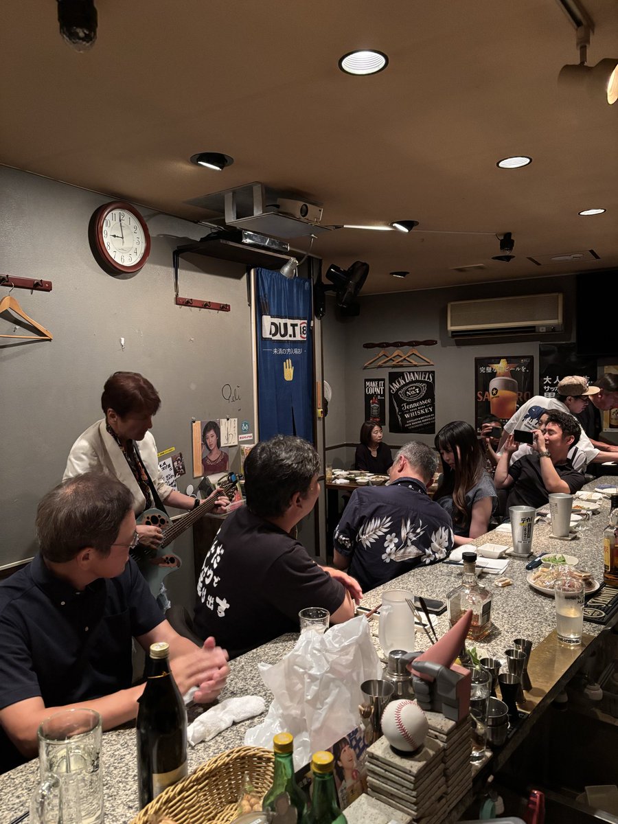 NasuWaveFM567's tweet photo. おつかれさまです。
金コロ、『遅咲豊とお酒を飲む会』でした。(片付け中)
遅咲豊ファンの当日参加が4名もいて、予定数オーバーでしたが…
皆んな仲良く、そして楽しく、お酒が飲めました。差し入れだけに来てくれた567ファンの方もいたりして。愛されてますねー。
ありがとうございます。感謝。567魂 https://t.co/4UdFBK5Fj2