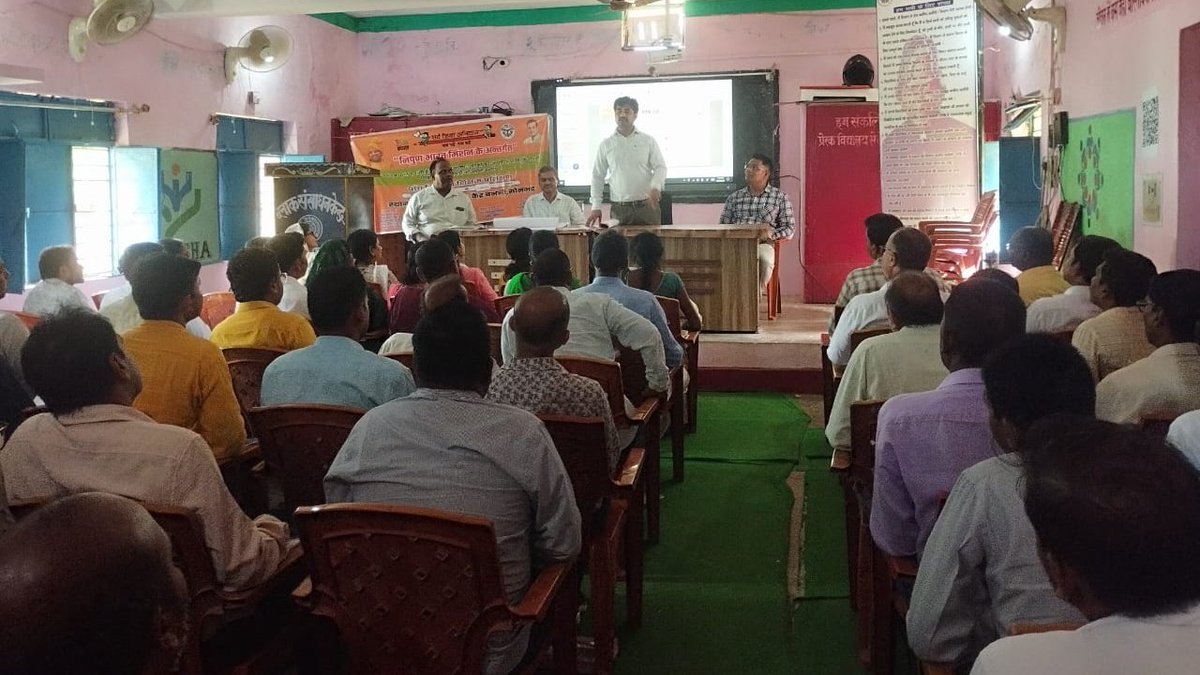 BsaSonbhadra's tweet photo. बभनी में एफएलएन प्रशिक्षण का निरीक्षण किया गया और सभी शिक्षकों को छात्रों की उपस्थिति बढ़ाने, नामांकन ,बगैर आधार वाले बच्चों का भी नामांकन करने, छात्रों को गृह कार्य देने, नोटबुक जांचने, समय सारणी के अनुसार शिक्षण के लिए प्रोत्साहित किया गया। @basicshiksha_up @DmSonbhadra https://t.co/XlPVclDcx1