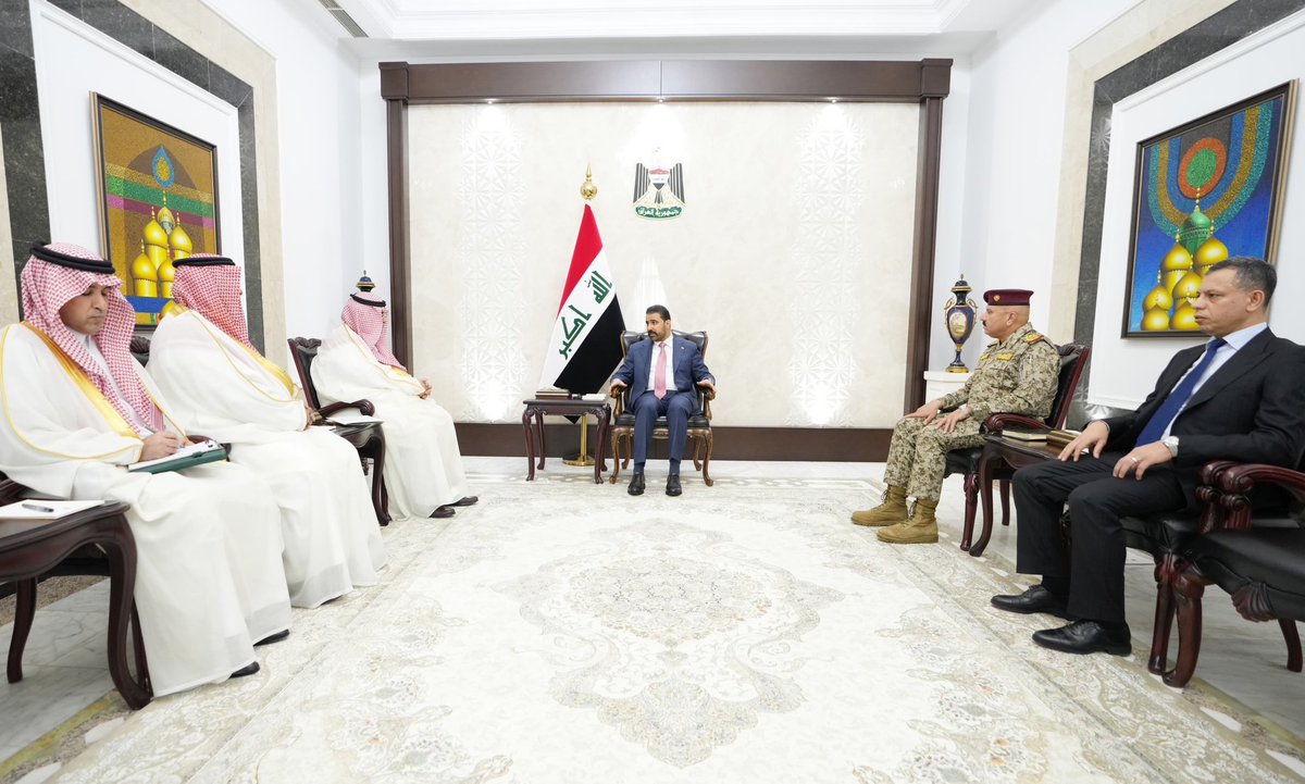 alrougui's tweet photo. عاجل ومهم :

رئيس الاستخبارات العامة السعودية في بغداد ويلتقي برئيس الوزراء العراقي 

- معالي خالد الحميدان  نقل رسالة من قيادة المملكة إلى جانب بحث سبل تعزيز التنسيق والتعاون المشترك بشأن التطورات الأمنية في المنطقة.

وأكد رئيس مجلس الوزراء العراقي حرص الحكومة العراقية على ترسيخ علاقات التعاون مع المملكة، بما يخدم المصالح المشتركة للبلدين والشعبين الشقيقين، ويسهم في دعم الأمن والاستقرار الإقليمي.