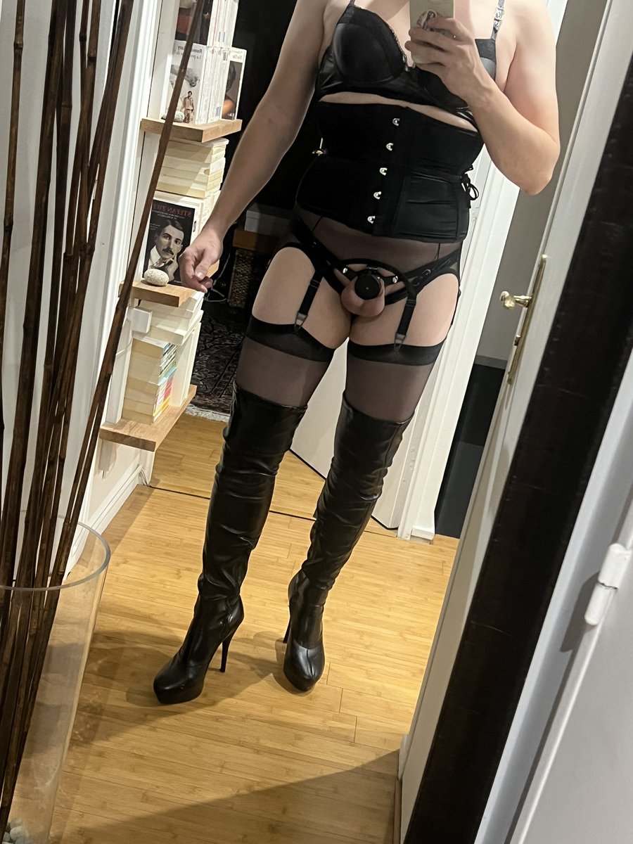 ineees92i's tweet photo. Il est venu me parler.
Il croyait croyait être un Alpha et me baiser …
C’est devenu « elle », en cage, ses clefs avec moi, uniquement des sous vêtements féminins et maintenant devinez qui paye pour que je garde son petit secret ? 
Offrande de 20€ sinon dégages. https://t.co/8V8HKgJz3I