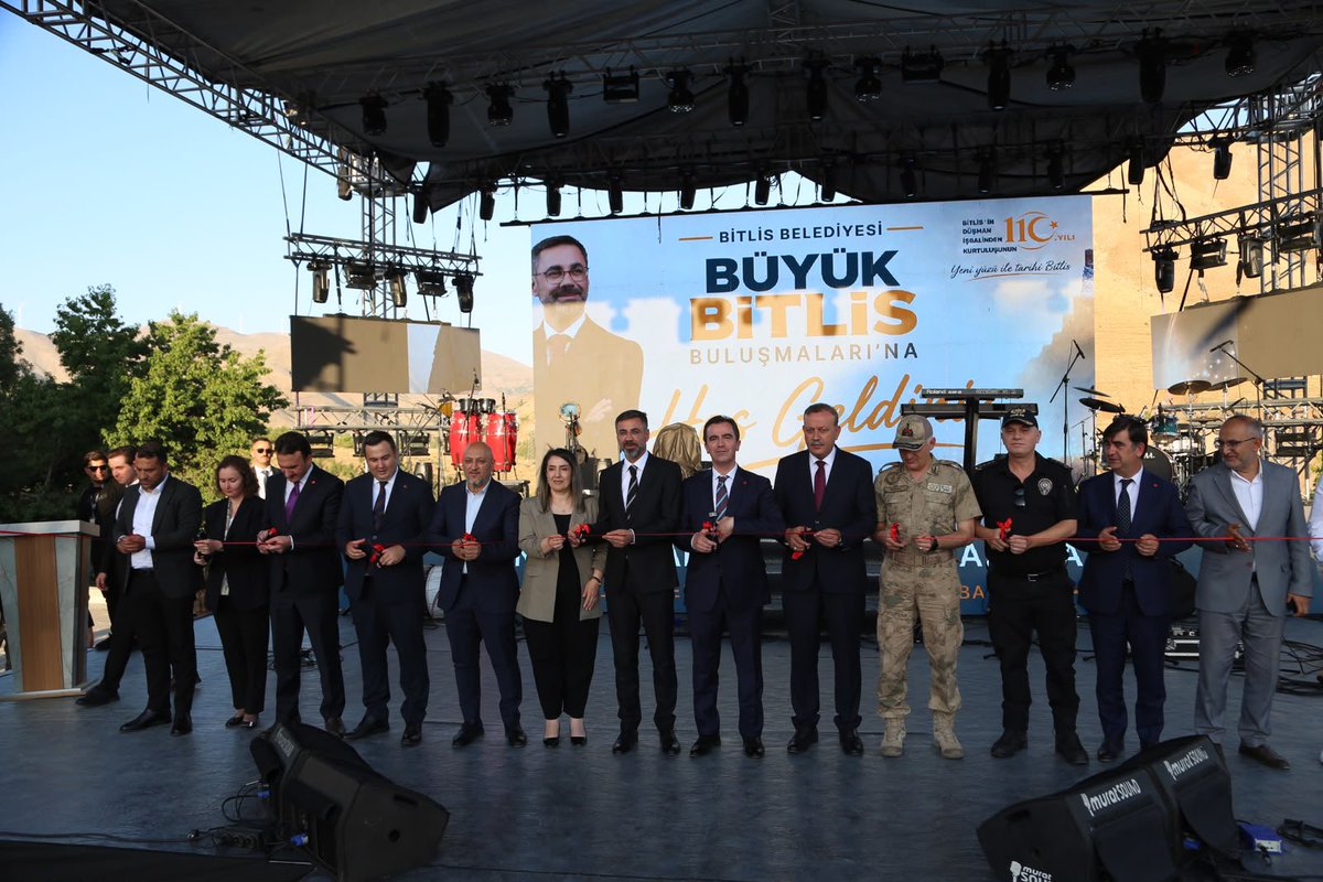 AkpartiBitlis13's tweet photo. İl Başkanımız Sn.@EnginGunceoglu, Merkez ilçe Başkanımız Sn.@turgaykurtkan, Belediye Başkanımız Sn.@Ntanglay, İl Gençlik Kolları Başkanımız Sn.@vahitorakk , Bitlis Valimiz Sn.@ahmetkarakaya37 ve teşkilat mensuplarımızın katılımlarıyla,

Bitlis’imizin düşman işgalinden kurtuluşunun 110. yıl dönümü vesilesiyle kortej yürüyüşü büyük bir gurur ve coşkuyla gerçekleştirilmiştir. 

Tarihimizin, kültürümüzün ve kardeşliğimizin buluşma noktası olan “Büyük Bitlis Buluşmaları” 7-9 Ağustos tarihleri arasında Mevlana Parkı’nda yapılacaktır. 

Bu anlamlı günlerin coşkusunu hep birlikte yaşamak, Bitlis’imizin birlik ve beraberliğini bir kez daha güçlü şekilde göstermek için tüm hemşehrilerimizi etkinliklerimize davet ediyoruz.