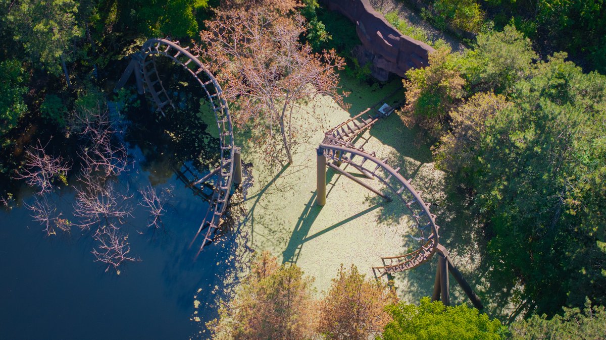 BrightSunFilms's tweet photo. Back in 2024, Marineland in Niagara Falls closed for the final time. Since then the park has deteriorated with flat rides rusting away and the iconic Dragon Mountain coaster left overgrown and half submerged. Crazy to think just a few years ago I was on that… https://t.co/vYNrrd4RYB