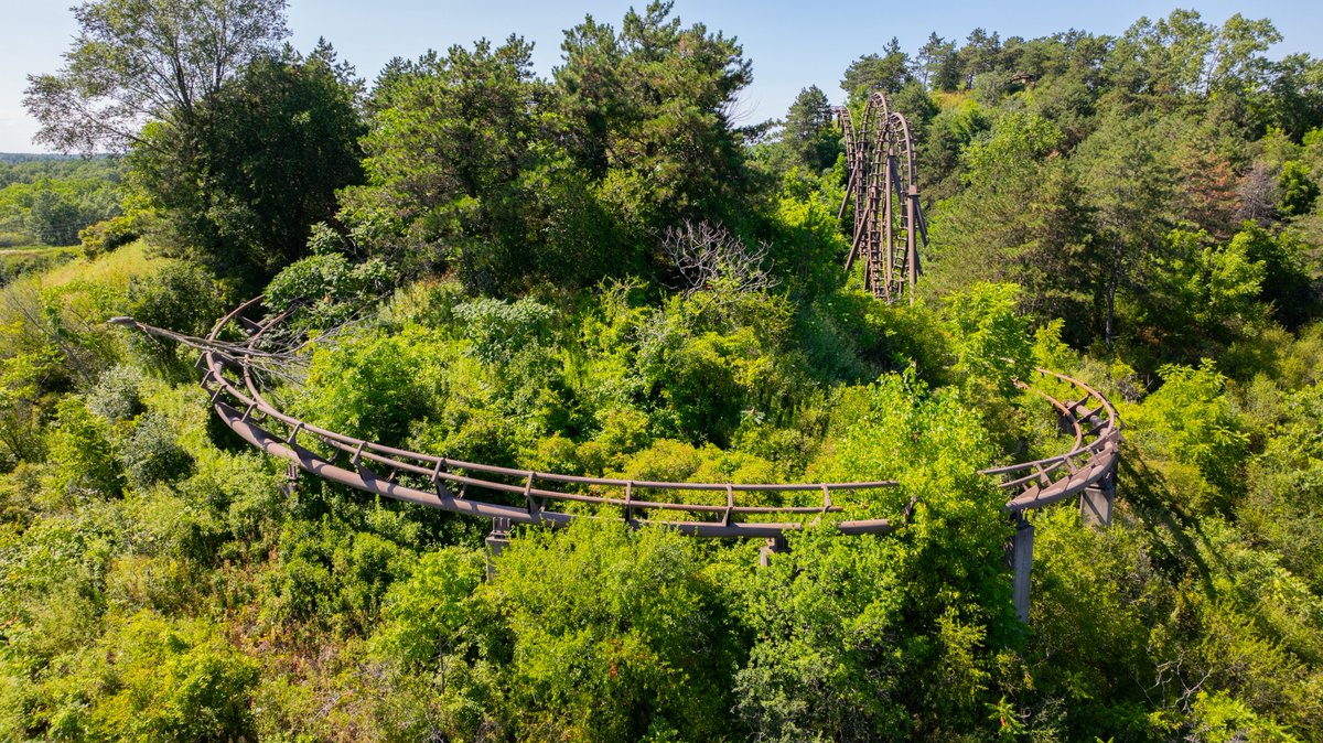 BrightSunFilms's tweet photo. Back in 2024, Marineland in Niagara Falls closed for the final time. Since then the park has deteriorated with flat rides rusting away and the iconic Dragon Mountain coaster left overgrown and half submerged. Crazy to think just a few years ago I was on that… https://t.co/vYNrrd4RYB
