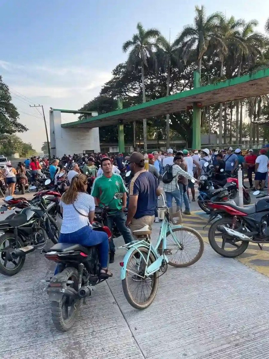 MaTere_Mendoza's tweet photo. Lerdo de Tejada, Veracruz, vive los días más tristes de su historia.

El cierre del Ingenio San Pedro, en el estado de Veracruz, representa la pérdida de la fuente de empleo más importante que tuvo este municipio durante muchos años. Esta decisión no sólo afecta a quienes trabajaban dentro del Ingenio, sino también a sus familias, amigos, conocidos y a toda una comunidad que dependía, directa o indirectamente, de su actividad.

Detrás de cada empleo hay historias de esfuerzo, sacrificio y sueños que hoy quedan marcados por la incertidumbre.

También se verán afectados comercios, transportistas, proveedores y muchas personas que encontraban en el Ingenio San Pedro el motor económico de Lerdo de Tejada.

Hoy no sólo cierra un Ingenio; termina una parte muy importante de la historia de ese municipio.