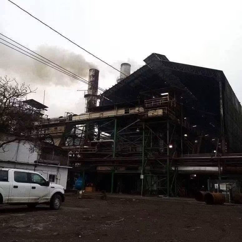 MaTere_Mendoza's tweet photo. Lerdo de Tejada, Veracruz, vive los días más tristes de su historia.

El cierre del Ingenio San Pedro, en el estado de Veracruz, representa la pérdida de la fuente de empleo más importante que tuvo este municipio durante muchos años. Esta decisión no sólo afecta a quienes trabajaban dentro del Ingenio, sino también a sus familias, amigos, conocidos y a toda una comunidad que dependía, directa o indirectamente, de su actividad.

Detrás de cada empleo hay historias de esfuerzo, sacrificio y sueños que hoy quedan marcados por la incertidumbre.

También se verán afectados comercios, transportistas, proveedores y muchas personas que encontraban en el Ingenio San Pedro el motor económico de Lerdo de Tejada.

Hoy no sólo cierra un Ingenio; termina una parte muy importante de la historia de ese municipio.