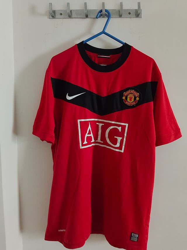 Osazeekelvin10's tweet photo. Man utd 09-10 Home shirt - signed by "Three lungs" Ji-Sung-Park, one of the most underrated players in premier league history IMO. https://t.co/a4KW1PT77M