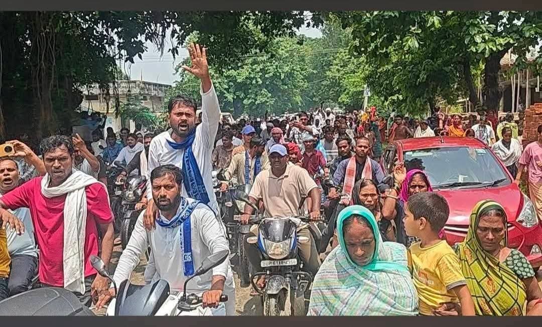 The_Gaharwar's tweet photo. "जनता का ठाकुर" :

जनता गरीब की
गरीब उम्मीद का

उम्मीद ठाकुर का 🔥

दर्द लोगों का
लोग हर वर्ग के

मरहम ठाकुर का 🔥

पीड़ा असहाय का,
असहाय साथ का,

साथ ठाकुर का।
हाथ ठाकुर का 🔥 

बोझ गरीब का
गरीब कि उम्मीद कंधा का,

कंधा ठाकुर का 🔥

साथ बसपा (BSP) का,
बसपा ईमानदारी का..

ईमानदारी ठाकुर का 🔥 

बेटी दलित की,
पार्टी दलित की ..

लेकिन भाई ठाकुर का 🔥 

गाँव-गली गरीब की,
शहर अमीर का 
अमीर व गरीब हर वर्ग का

हर वर्ग के दिल में नाम ठाकुर का🔥

फिर अपना क्या?

विश्वास।

सम्मान।

जनता का प्यार !

लोगों का विश्वास!

बहन मायावती जी के साथी व मुहबोले भाई ,
गरीबों के मसीहा स्व. उमाशंकर सिंह जी को नमन 💐