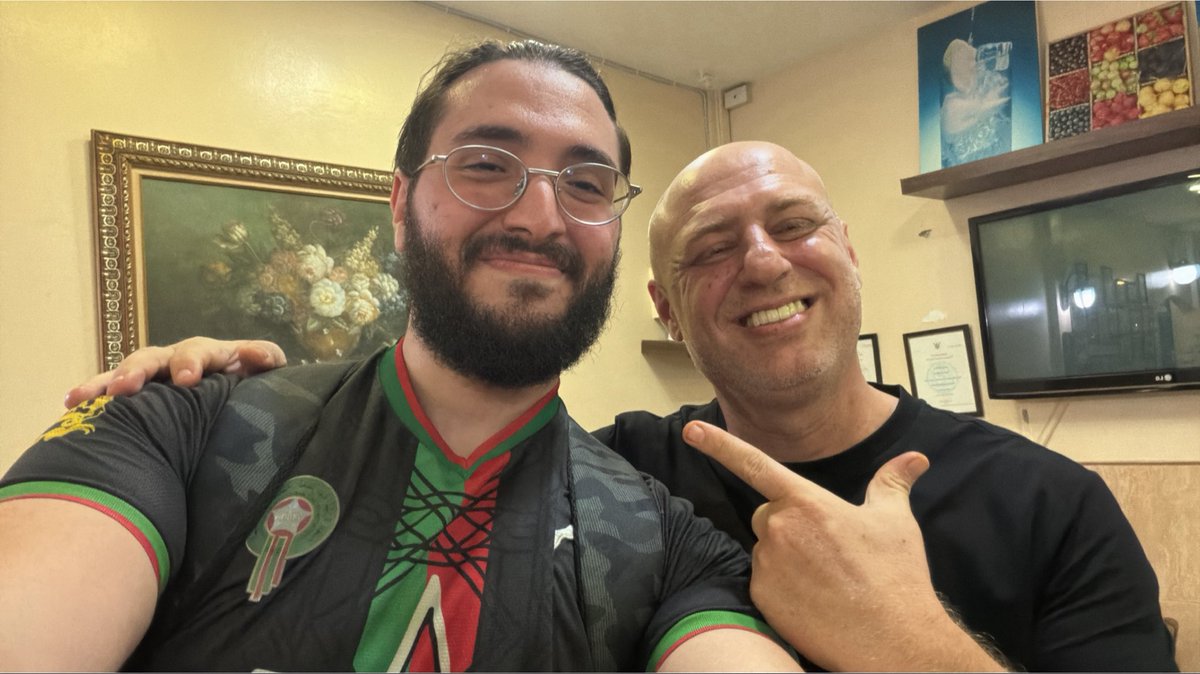 abo_yan506's tweet photo. يحمل الجنسية الامريكية🇺🇸ووضعه مستقر في امريكا. 

رغم كل هذا قرر يترك كل شيء وراءه، ويهاجر لتايلند🇹🇭 وبالتحديد مدينة بتايا. 

عمر من اهل العراق🇮🇶،وصاحب اقدم مطعم عربي في بتايا مستمر منذ 22 سنة الله يبارك له. 

عاش في بتايا 26 سنة واصبح يقضي فيها معظم وقته ويعود لاسرته في امريكا بالاجازات. 

يبدو ان عشاق بتايا مستعدين يضعون كل شيء بنوه خلفهم من اجلها!