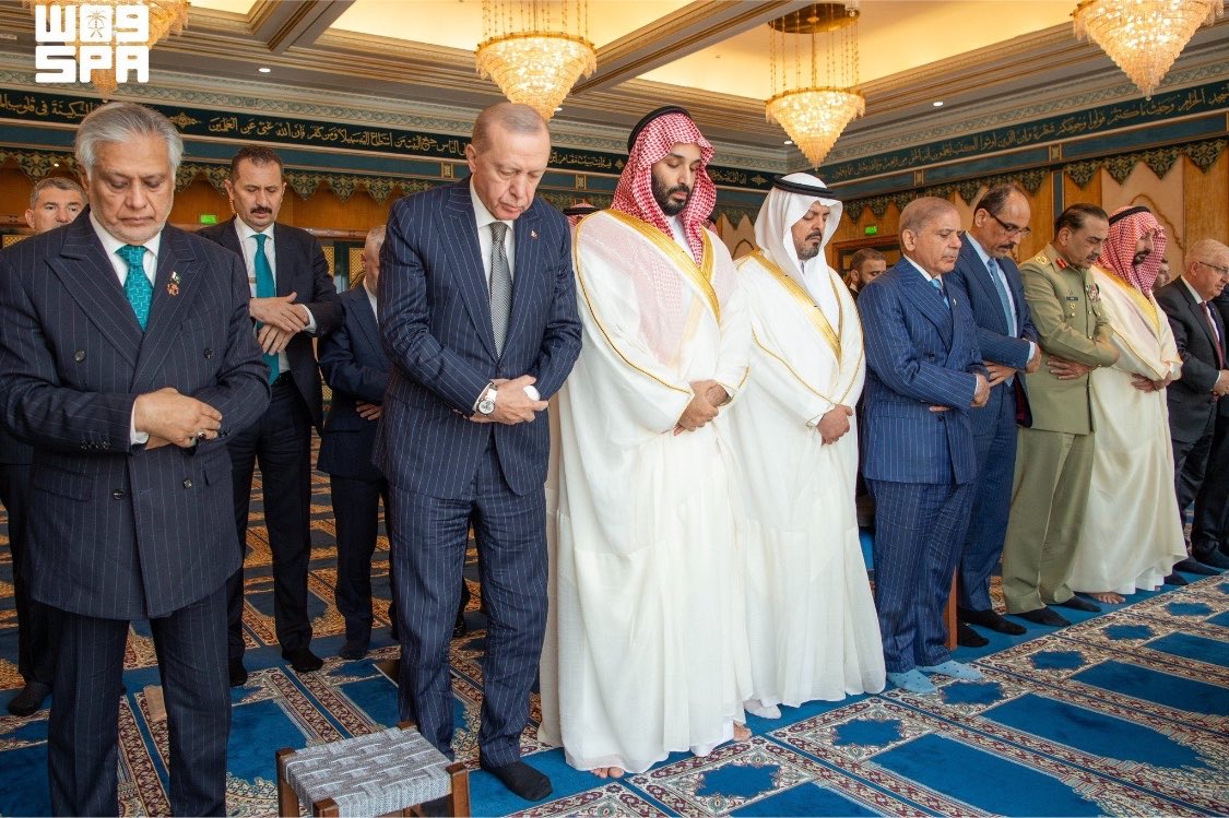 atikfatih1's tweet photo. 🔴 Türkiye Yüzyılı 

- Türkiye yüz yıl sonra Kerkük petrollerine ortak oldu.
- Yüz yıllık Kürt sorunu 40 yıllık terör sorunu çözülüyor. 
- Suriye ve Irak’taki terör devleti ihtimali bitirildi. 
- Irak’la güvenlik işbirliği ve Kalkınma Yolu Anlaşmaları imzalandı. 
- Karabağ zaferi sonrası Ermenistan sorunu çözüm yolunda. 
- Bugün yüz yıl sonra bölgede dengeleri değiştiren Mekke Anlaşması imzalandı. 

Bu listeye sayamadığım bir çok başlık eklemek mümkün. 

Türkiye, Suudi Arabistan ve Pakistan arasında imzalanan Mekke ittifakı bölgemizde yeni bir caydırıcı güç inşa ederken dengeleri değiştiriyor. 

Tüm bunlar; 
Cumhurbaşkanı Erdoğan’ın liderliğinde uygulanan aktif diplomasi, savunma alanındaki atılım, terörle mücadele, FETÖ’yle mücadele, barış ve kalkınma iradesiyle gerçekleşti. 

Türkiye ve dostları kazandı, 
İsrail ve Netanyahu kaybetti. #Mekke
