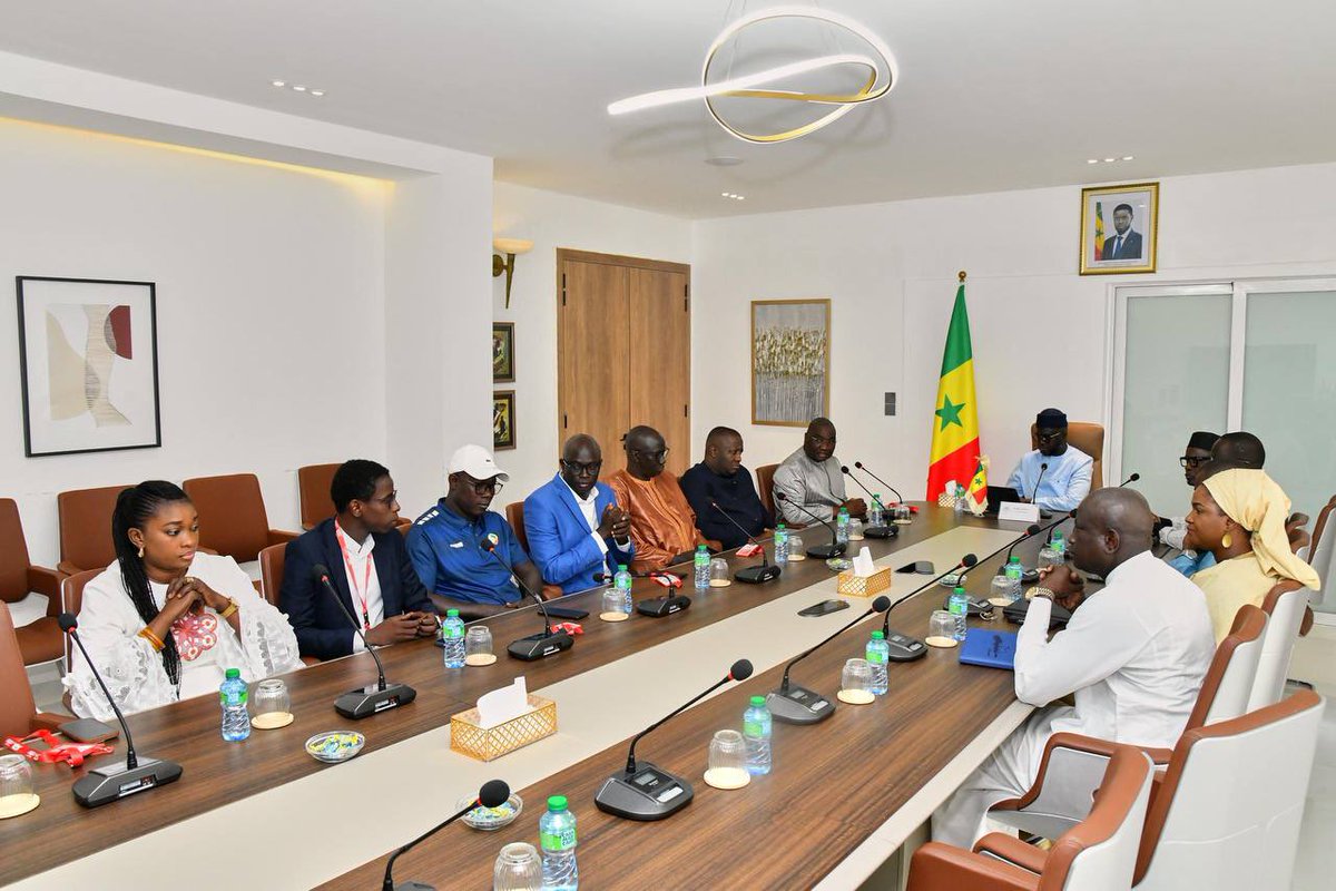 assembleesn's tweet photo. Le Président El Malick Ndiaye a procédé, ce vendredi 7 août 2026, à la remise officielle du trophée de la finale Dames de la Coupe du Sénégal de Basket-ball à la Fédération sénégalaise de Basket-ball, au nom du Président de l’Assemblée nationale, Monsieur Ousmane Sonko.

À travers cette remise, l’Assemblée nationale réaffirme son soutien au mouvement sportif national et son engagement en faveur de la promotion du sport, notamment du basket-ball, une discipline qui a valu au Sénégal de nombreux trophées sur la scène continentale et qui constitue un important levier d’épanouissement, de cohésion sociale et d’encadrement de la jeunesse.

En remettant officiellement le trophée à la Fédération sénégalaise de Basket-ball, Monsieur El Malick Ndiaye a ainsi traduit la volonté de l’Assemblée nationale d’accompagner les acteurs du sport sénégalais, de soutenir les initiatives en faveur de la jeunesse et de contribuer à la valorisation des talents et des performances de nos athlètes.

#sport #ansen #basket