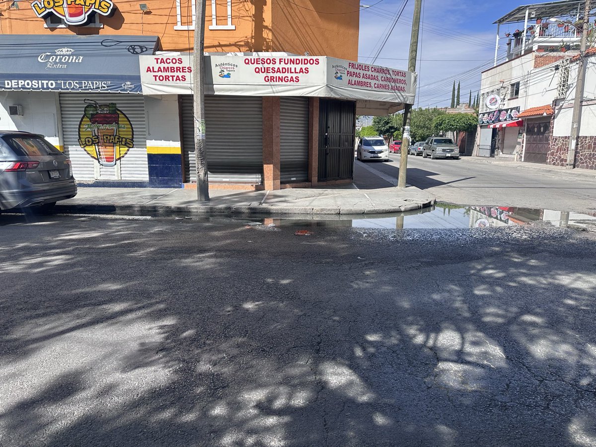 TAZIA25's tweet photo. @slpnoticias Calle kepler esq. Av. Salk años en el abandono @Interapas https://t.co/Jzu6s7aXH3