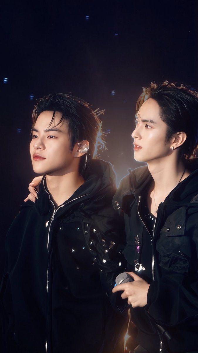 ikrisusaurus's tweet photo. รักคือสายลมเบา ๆ พาความหนาวออกไป ให้ใจอุ่น 🐶🐱
#MARCKRIS 
#COPPERdechawat
#BUS_LIGHTASONE
#BUSbecauseofyouishine https://t.co/GyV0ueaEXI