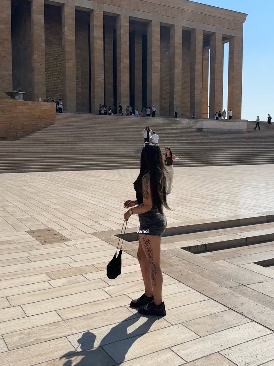 jurnalhabertr's tweet photo. Bir kadının, Anıtkabir'i ziyaret ederken tercih ettiği kıyafetler tartışma konusu oldu. https://t.co/gAPNFLaM1D