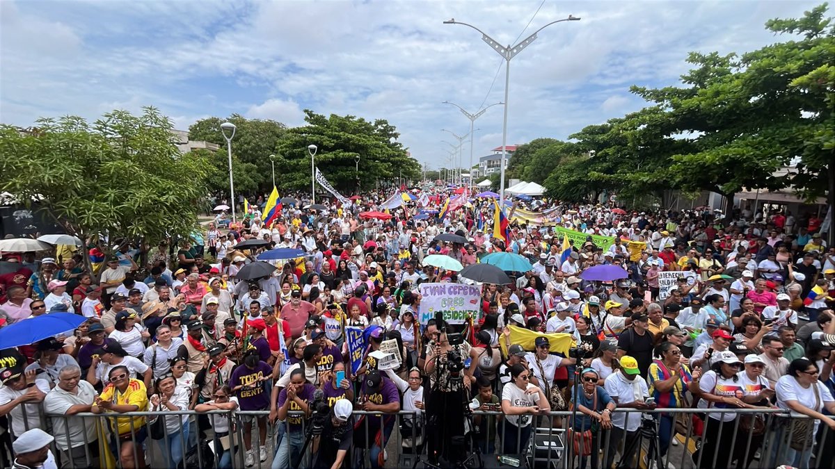 ISAZULETA's tweet photo. Cali, Colombia. Así, el pueblo que resiste carajo ✊🏾

Y en Barranquilla ni se diga, el pueblo que inicia su oposición al ilegítimo gobierno que inicia hoy. https://t.co/uomuTpfgrI