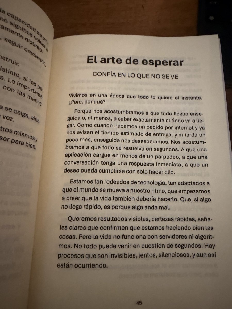 Cementedelibros's tweet photo. Te has acostumbrado a que todo llegue rápido, pero la vida tiene su propio ritmo. No todo lo valioso sucede de inmediato ni es visible al instante.
Aprender a esperar es confiar en el proceso.
Fragmento de “el arte de estar perdido de @avril_larreyna https://t.co/5nO5NgQbhr