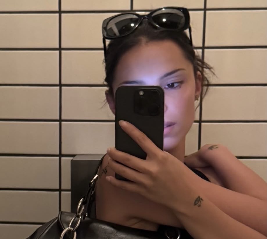rsdntev1ls's tweet photo. who doesn’t love the standard bathroom mirror picture? 🪞 https://t.co/OxcdYEZJz8