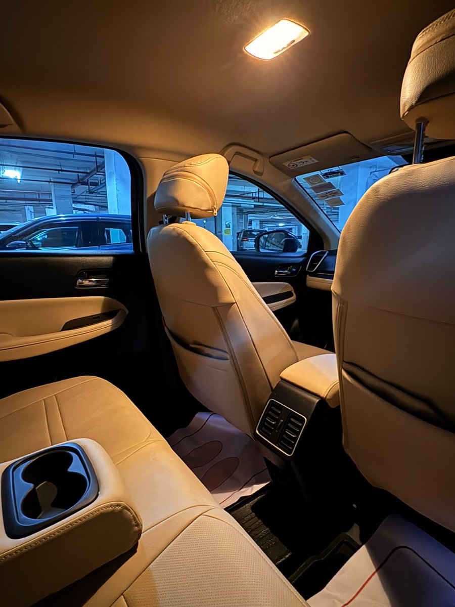 NsNitinsinha's tweet photo. Indian carmakers have mistaken “bright” for “premium.” 🤡

Every new car is getting harsh white LEDs inside the cabin, but warm yellow lighting makes the interior feel far more expensive.

It feels like a luxury lounge, not an office or hospital waiting room. Sometimes, less brightness creates more class. ❤️