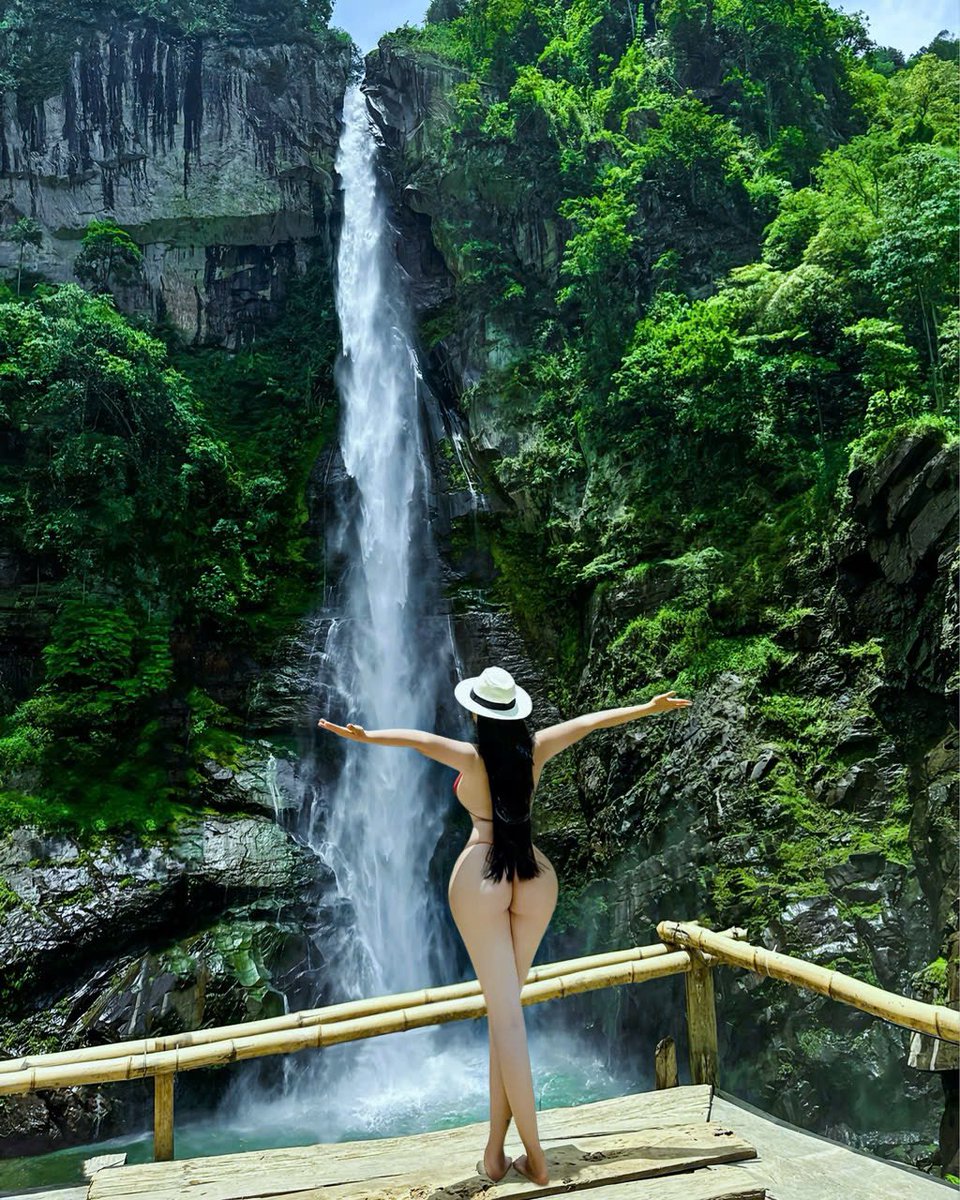 NguynTh78792555's tweet photo. "Cuộc sống chưa bao giờ đi theo đúng những gì mình vạch sẵn. Có những ngày chỉ mong mọi thứ dịu lại, nhưng đời lại cứ thích quăng vào ta những bất ngờ chẳng mấy dễ chịu. 😒 https://t.co/2E7x3tiEqv