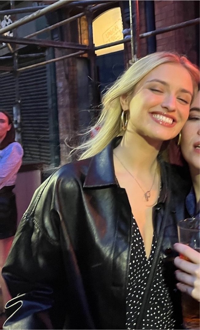 aoisfe's tweet photo. era muito canon para mim que o joey e a aoife tinham sorrisos bonitos https://t.co/Br9Y7AffTY
