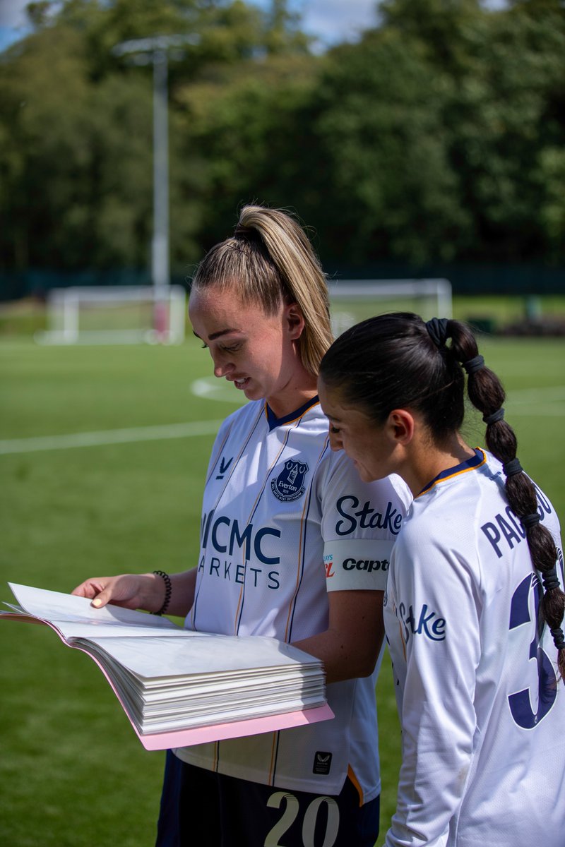 EvertonWomen's tweet photo. 💙 Upon full-time, Meg was gifted a book filled with written messages from friends, players and staff.

👏 Proud of you, skip! https://t.co/QiBYenCW1Z