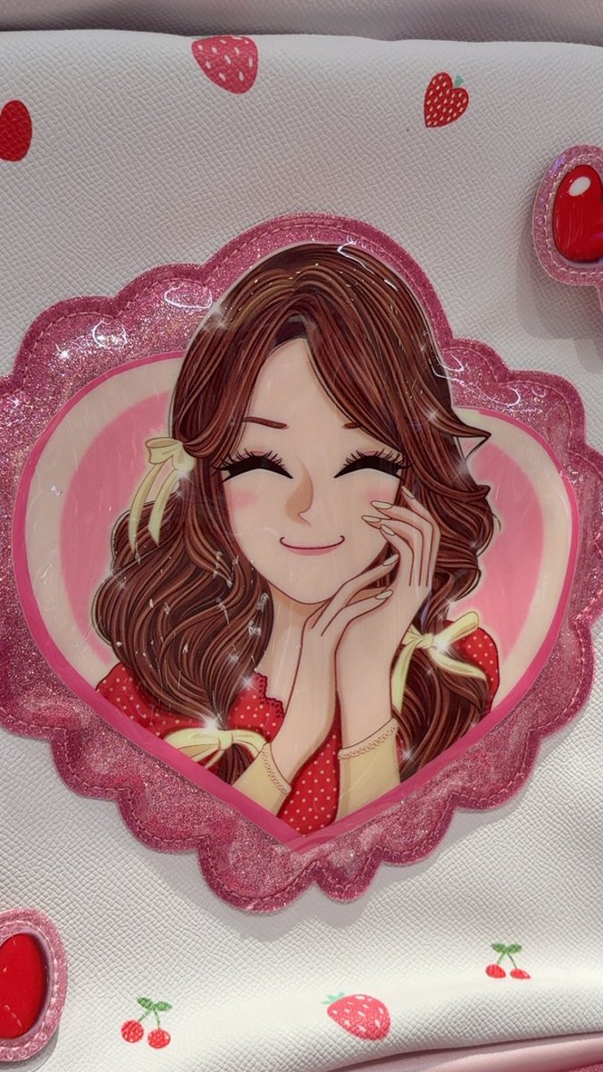 mayimechan's tweet photo. وش شعور اهلي يوم يشوفوني لازلت اوقف اتأمل شنطه أحلامي يوم كنت بالابتدائي بس ماجابوها لي وللحين ابيها https://t.co/ubsYPy5CT9