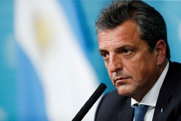 joserarteaga's tweet photo. Haciendo lo que hay que hacer. 

@SergioMassa demuestra que se puede hacer política con mayúscula: silenciosa, sin pretensiones personales y en defensa de los intereses de los argentinos.

Gestionar, sin descalificar ni caprichos. Ayer, en el Congreso su tarea fue esencial para frenar la Ley de Tierras, que desregulaba la extranjerización de nuestro territorio, y modificaciones a la Ley de Manejo del Fuego.

Diálogo, escucha y presencia. Siempre. 👏