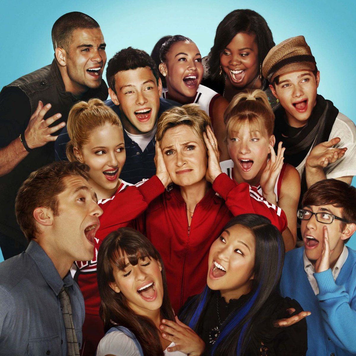 tracklist's tweet photo. Ryan Murphy revelou ao THR que considera dar continuidade a “Glee”:

“É algo a considerar. Para muitas pessoas que hoje estão na faixa dos 20 anos, elas cresceram assistindo à série e significou algo para elas. A música significou algo. Então, vamos conversar sobre isso e ver o que conseguimos. Para mim, tudo sempre depende da história. Qual é a história? Eu quero contar essa história agora? Às vezes, eu prefiro esperar.”