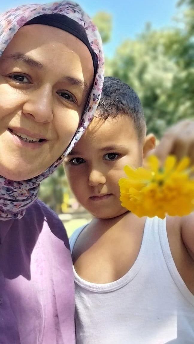 Kadininn_Sesi's tweet photo. Melek Tekin'e banka hesabı, dernek üyeliği gibi sebeplerle 8 yıl 9 ay ceza verildi. Dosyası Yargıtayca bozulduğu halde Tekin eşiyle birlikte tutuklandı. Çiftin, 4 yaşında verem tedavisi gören bir oğlu var. 

Çocuğun üstün yararı için hiç olmazsa annenin serbest bırakılması zaruridir. 

@abakingurlek 
İhsanVeSelmanın SesiOl
#KadınınSesi