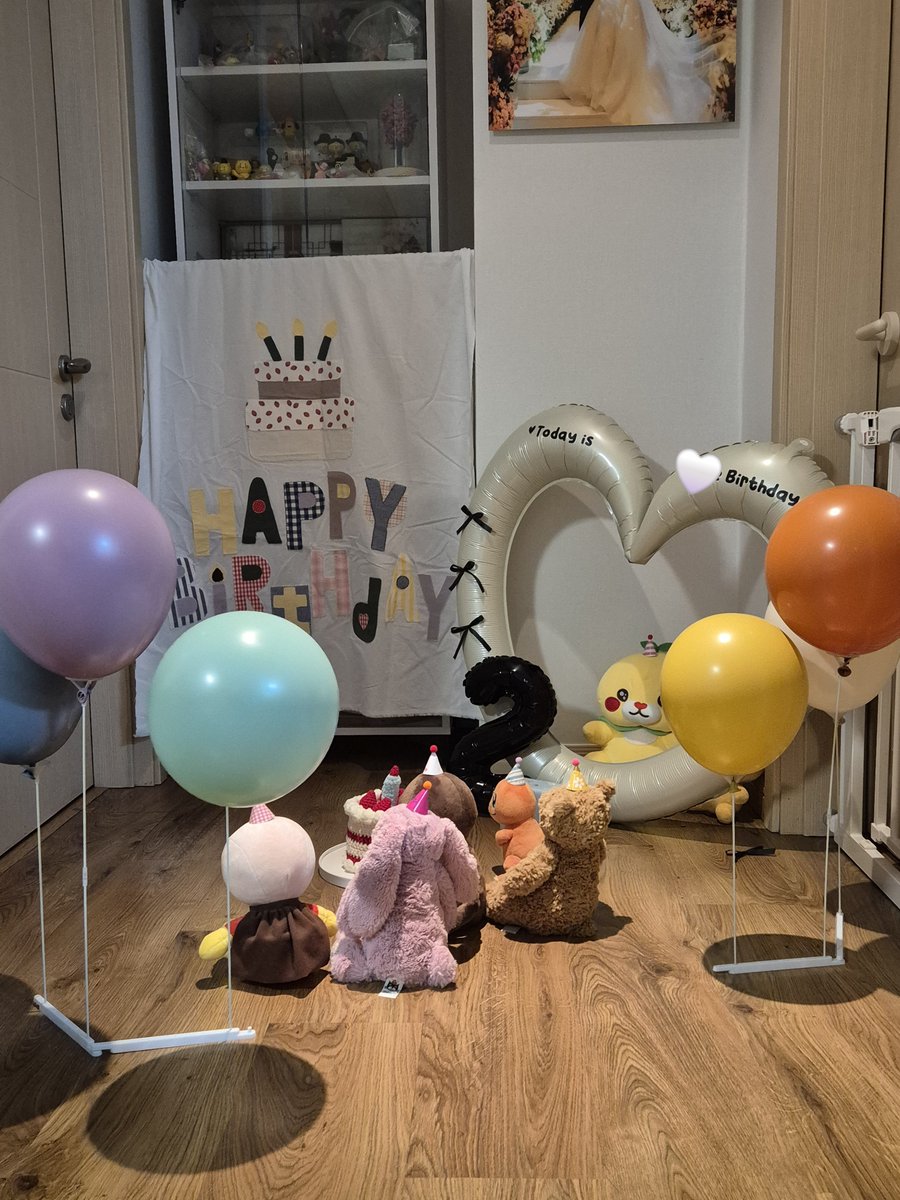 7na0w_'s tweet photo. やっと韓国でもお誕生日お祝いしてあげられる👧🏻🤍子供たち寝かしつけて、毎晩少しずつチマチマ縫った手作りバナー！2歳のプレゼントはキッズカメラ📸
喜んでくれるといいな🤍 https://t.co/Ip3DKH1Phn
