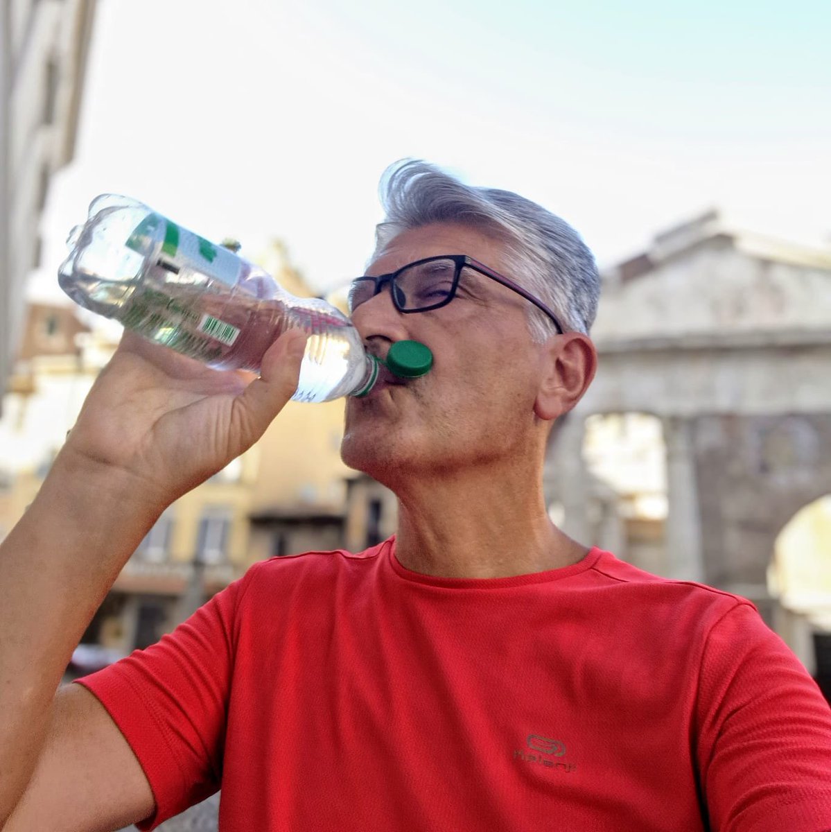 IoNonFaccioNien's tweet photo. festeggio il francobollo in onore dei 75 anni dell'@INFN_ 🥰con una corsetta a 35 gradi per il centro di Roma🙄
#runlovers #ricerca https://t.co/xD2XPpcqct
