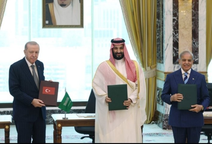 Erdogan53TC's tweet photo. Washington, Brüksel ve Tel Aviv,
Bu gelişmeyi çok yakından izliyor. 🌍

Bugün imzalanan Mekke Paktı, sadece bölgesel bir imza değil; Batı merkezli güvenlik mimarisine karşı Orta Doğu ve Güney Asya eksenli devasa bir meydan okumadır. 

Bir tarafta NATO’nun en büyük ordularından biri (Türkiye), 

Diğer tarafta nükleer caydırıcılık (Pakistan), 

Diğer tarafta ise küresel enerjinin kalbi (S.Arabistan). 

Bölgede Batı'dan bağımsız yeni bir kutup doğuyor..
Reisimiz tarih yazıyor...🇹🇷