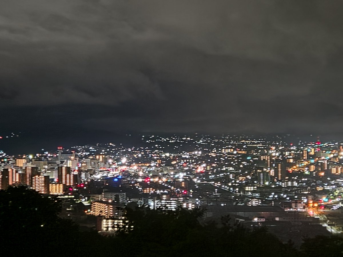 fc835333's tweet photo. 展望台からの夜景がとても綺麗で大迫力だったー！ https://t.co/OYobT0HP0w
