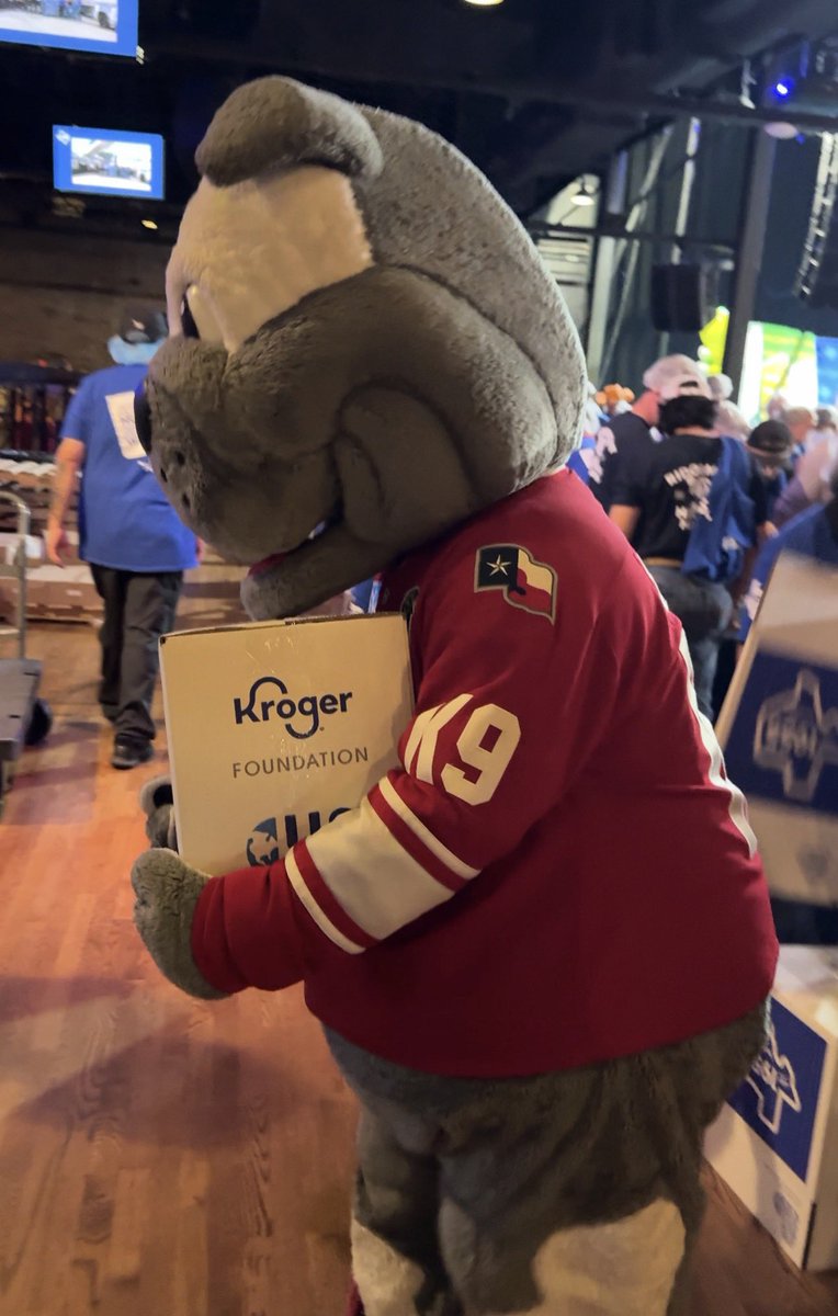 bestechlmascot's tweet photo. Nothing makes me smile more than giving back to our community. Proud to be helping at the Kroger Million Meal Pack today! #GivingBack #CommunityFirst #feedingthehungry #makinganimpact https://t.co/FaJ2UlNCkW