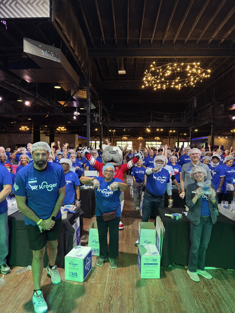 bestechlmascot's tweet photo. Nothing makes me smile more than giving back to our community. Proud to be helping at the Kroger Million Meal Pack today! #GivingBack #CommunityFirst #feedingthehungry #makinganimpact https://t.co/FaJ2UlNCkW