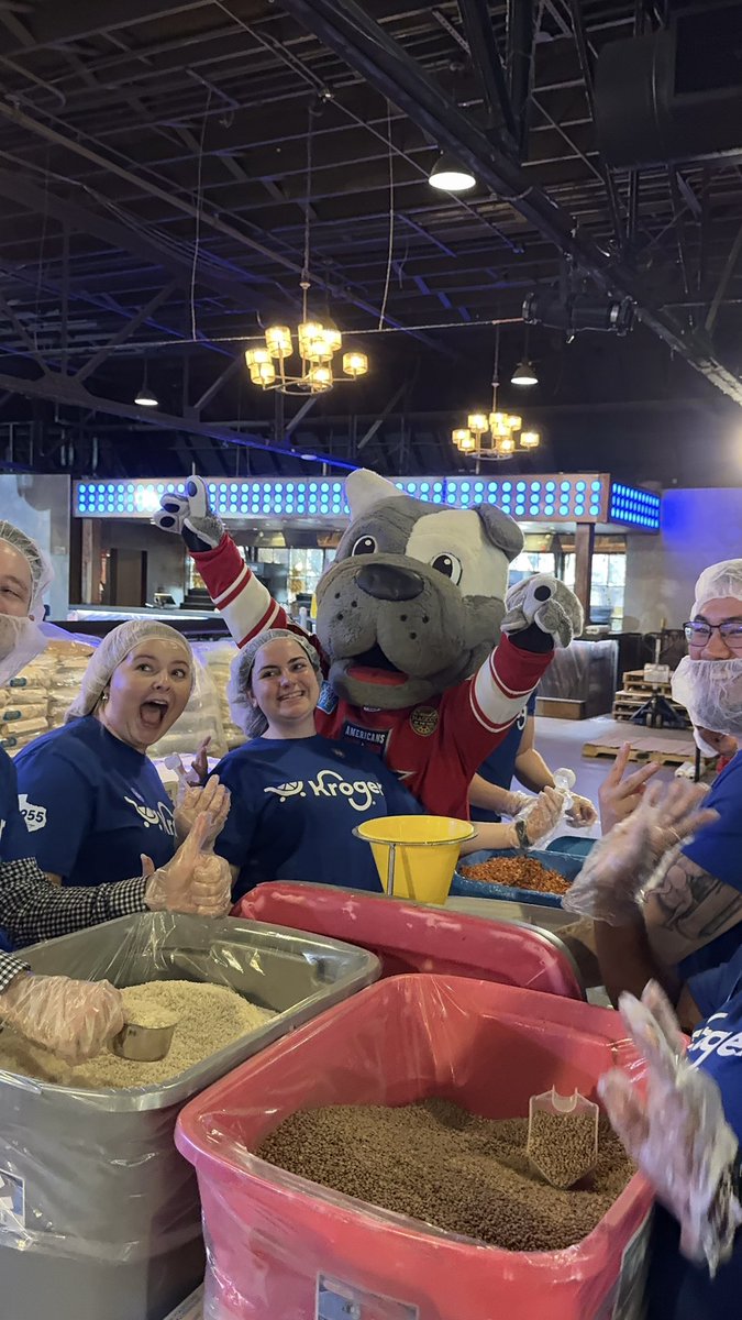bestechlmascot's tweet photo. Nothing makes me smile more than giving back to our community. Proud to be helping at the Kroger Million Meal Pack today! #GivingBack #CommunityFirst #feedingthehungry #makinganimpact https://t.co/FaJ2UlNCkW