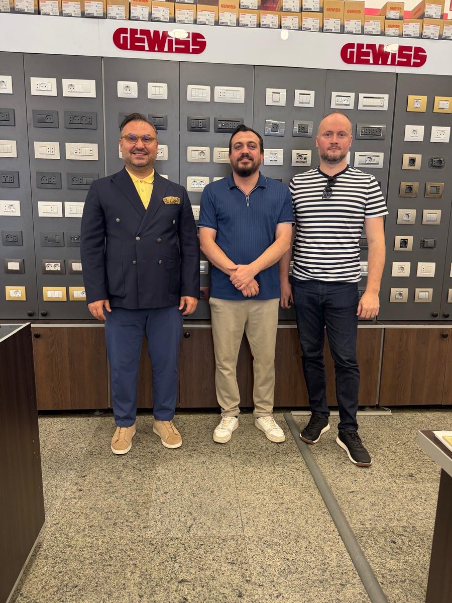zonsiad_org's tweet photo. Bakü’deki iş programımız kapsamında bugün de Azerbaycan’daki müşterilerimizle bir araya gelerek verimli görüşmeler gerçekleştirdik. Mevcut iş birliklerimizi güçlendirirken, yeni projeler ve yeni müşteriler konusunda önemli temaslarda bulunduk. https://t.co/yev7FcDsFA
