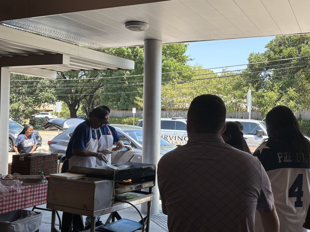 JohnRGood's tweet photo. Hamburger Man for our second day back on campus. #tigerpride #greatergood #lunch #HamburgerMan https://t.co/cLRN2l6FPp