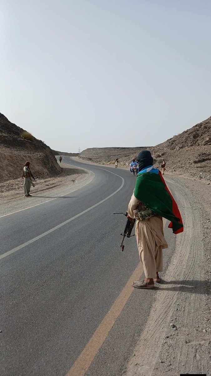 zaheerfl0's tweet photo. Breaking news. 

Kharan Blockade Update 

According to sources, a large number of Baloch Sarmachars have taken control of Zumi Pul, Nowruz Kalat and other places and have set up checkpoints at various points on the Kharan-Quetta main highway and are checking traffic. https://t.co/DtJ2MYxIDc