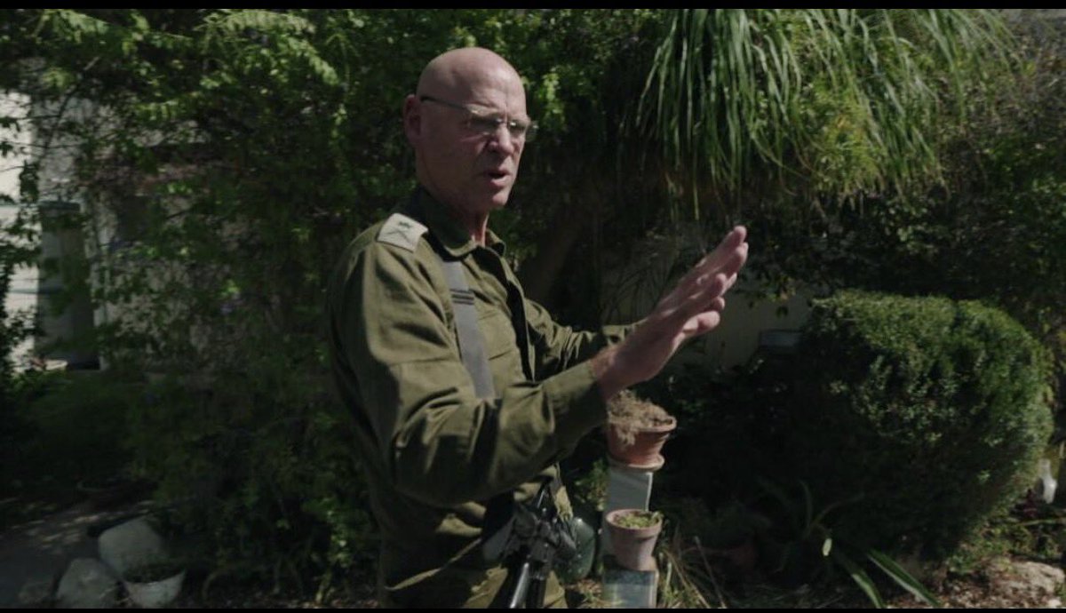 IsraelVive1948's tweet photo. 🇮🇱 “LLEGÓ EL ABUELO”

7 de octubre de 2023.

Un mensaje. Una familia atrapada. Un padre que decidió no quedarse esperando.

Noam Tibon, general retirado de las FDI, recibió la noticia de que su hijo Amir, su nuera y sus dos hijas pequeñas estaban encerrados en la habitación de seguridad de su casa en Nahal Oz mientras terroristas de Hamás atacaban el sur de Israel.

Con 62 años, no dudo, se subió a su auto y salió rumbo al peligro.

Atravesó caminos bajo fuego, ayudó a otros civiles y se unió a soldados que combatían para recuperar las comunidades atacadas.

Durante horas, su familia permaneció escondida esperando un milagro.

Entonces escucharon golpes.

La puerta se abrió.

Era él.

Su nieta lo vio y dijo las palabras que quedaron grabadas para siempre:

“Llegó el abuelo”.

Ese día Noam Tibon no fue solo un padre o un abuelo que salvó a su familia.

Fue el reflejo de miles de israelíes que, ante el terror, eligieron levantarse, proteger , luchar, y derrotar al enemigo

🇮🇱 Am Israel Jai.
#HeroesdeIsrael 
@IsraelVive1948
