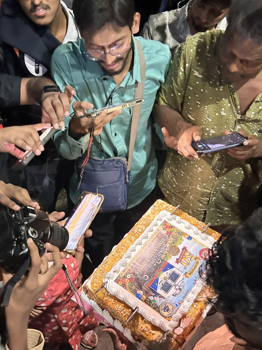 PantryCar's tweet photo. Cake for the Birthday Boy ♥️
Happy 50th Birthday Tamil Nadu Express 🎉🎊🥳
#TN50 #TamilNaduExpress #IndianRailways #IRFCA https://t.co/rlza67gBxL