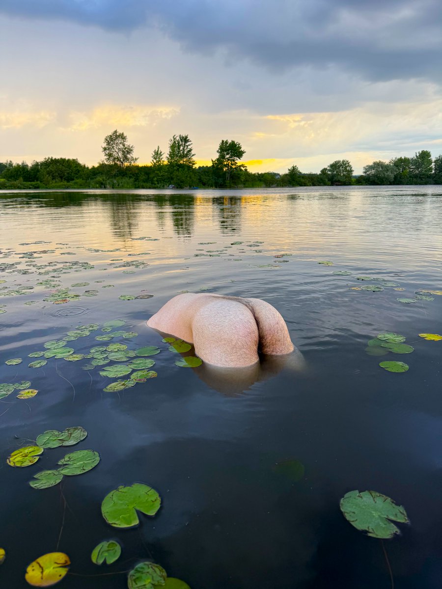 HamedRaiddXXX's tweet photo. #OutNow on JFF: As soon as @vernacularnudes sent me these shots from a recent trip to the countryside, I knew I wouldn't be able to sit on them for long. 4 days later, I'm already starting to leak them. But as the girl band FLO put it, "You only live once, let the people see!" 😝 https://t.co/o8uShK0wAY