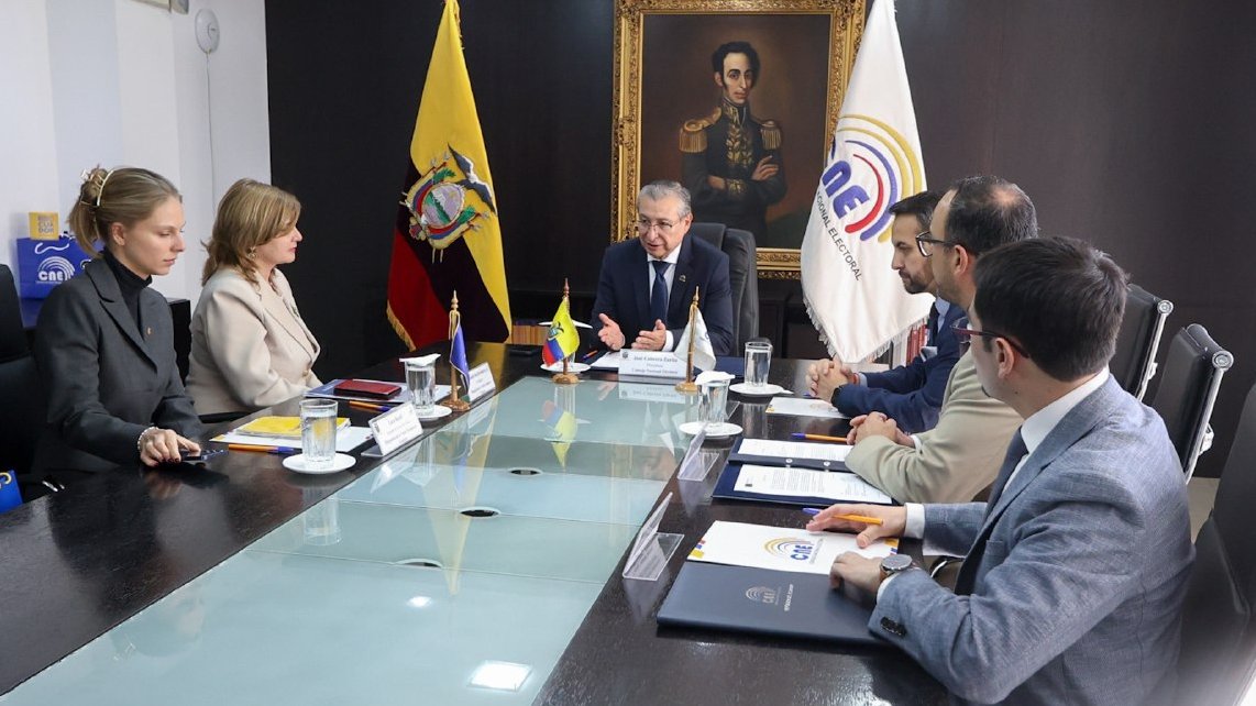 cnegobec's tweet photo. 🇪🇺🤝🇪🇨 | El presidente del CNE, José Cabrera Zurita, @jr_cabreraz, recibió la visita protocolaria de la embajadora de la @UEenEcuador, Jekaterina Doródnova, y de la agregada política 🇪🇺 Lara Rendl, con el propósito de fortalecer los lazos de cooperación interinstitucional con miras a las #Elecciones2027Ec y la #ElecciónCPCCS2027.