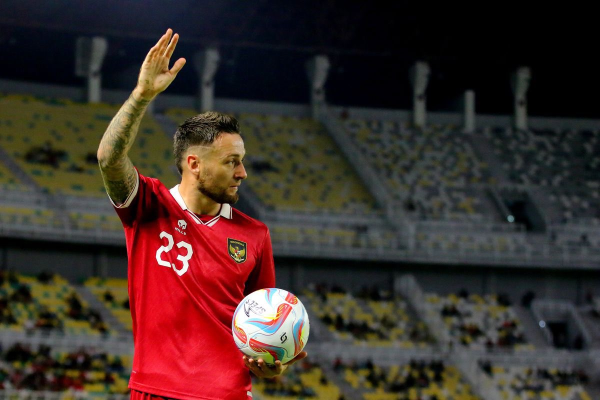 garistengah_id's tweet photo. Mau menutup malam ini dengan ngasih kritik yang semoga membangun pemain timnas Indonesia.

Rizky Ridho: 
Don’t take anything for granted. Ban kapten yang sakral itu, posisi utama di bek tengah itu sesuatu yang HARUS diperjuangkan. Banyak orang mau ada di titik itu. Perjuangkan! Pertahankan! Sudah cukup blunder di laga penentuan kualifikasi Piala Dunia dan Piala AFF tadi.

Eliano Reijnders:
Saya tahu dibandingin sama kakak itu sesuatu yang menyebalkan. Tapi lihat permainan hari ini tadi ya lo selamanya akan ada di bawah bayang-bayang beliau. Jangan heran juga kalau nggak dipanggil lagi di timnas Indonesia. Kecuali kalau lo mau keluar dari bayang-bayang itu. Come on, improve! Improve! Lo bermain di salah satu klub terbesar di Indonesia. Manfaatkan itu buat improve permainan! Setidaknya untuk mempertahankan nama lo di talent pool timnas.

Marc Klok:
Lo salah satu pemain senior. Kapten di klub pula. Come on, tenangin diri lo, Klok! Kalau pemain seniornya aja nggak tenang, grasak grusuk, keliatan menyerah, ya gimana satu tim mau naik mentalnya?

Ragnar Oratmangoen:
Main di Liga Indonesia bukan artinya liburan dan bisa setengah-setengah. Kerja keras lagi! Saya tahu kok kemampuan ente. Hanoi 2024 buktinya. Bahkan di FMD Juni kemarin ente masih main bagus! Jadi jangan menurun, plis. Timnas masih butuh ente ya akhi.

Mitch Baker:
Lupain dulu cita-cita jadi Erling Haaland. Fokus tumbuh lebih baik. You got the talent, dude! 

Nadeo Argawinata:
Kesempatan pertama di timnas nggak berakhir baik. Tapi lo bangkit di klub. Tampil spektakuler, lalu kesempatan kedua itu datang. Lo nyingkirin Ernando lho. Nyingkirin Teja yang juara di klub. Tapi, puf. Kesempatan kedua itu sia-sia. Pergi gitu aja. Dan seringnya dalam hidup, nggak akan ada kesempatan ketiga. Apalagi keempat.
