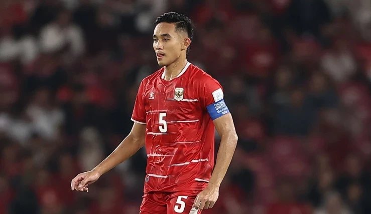 garistengah_id's tweet photo. Mau menutup malam ini dengan ngasih kritik yang semoga membangun pemain timnas Indonesia.

Rizky Ridho: 
Don’t take anything for granted. Ban kapten yang sakral itu, posisi utama di bek tengah itu sesuatu yang HARUS diperjuangkan. Banyak orang mau ada di titik itu. Perjuangkan! Pertahankan! Sudah cukup blunder di laga penentuan kualifikasi Piala Dunia dan Piala AFF tadi.

Eliano Reijnders:
Saya tahu dibandingin sama kakak itu sesuatu yang menyebalkan. Tapi lihat permainan hari ini tadi ya lo selamanya akan ada di bawah bayang-bayang beliau. Jangan heran juga kalau nggak dipanggil lagi di timnas Indonesia. Kecuali kalau lo mau keluar dari bayang-bayang itu. Come on, improve! Improve! Lo bermain di salah satu klub terbesar di Indonesia. Manfaatkan itu buat improve permainan! Setidaknya untuk mempertahankan nama lo di talent pool timnas.

Marc Klok:
Lo salah satu pemain senior. Kapten di klub pula. Come on, tenangin diri lo, Klok! Kalau pemain seniornya aja nggak tenang, grasak grusuk, keliatan menyerah, ya gimana satu tim mau naik mentalnya?

Ragnar Oratmangoen:
Main di Liga Indonesia bukan artinya liburan dan bisa setengah-setengah. Kerja keras lagi! Saya tahu kok kemampuan ente. Hanoi 2024 buktinya. Bahkan di FMD Juni kemarin ente masih main bagus! Jadi jangan menurun, plis. Timnas masih butuh ente ya akhi.

Mitch Baker:
Lupain dulu cita-cita jadi Erling Haaland. Fokus tumbuh lebih baik. You got the talent, dude! 

Nadeo Argawinata:
Kesempatan pertama di timnas nggak berakhir baik. Tapi lo bangkit di klub. Tampil spektakuler, lalu kesempatan kedua itu datang. Lo nyingkirin Ernando lho. Nyingkirin Teja yang juara di klub. Tapi, puf. Kesempatan kedua itu sia-sia. Pergi gitu aja. Dan seringnya dalam hidup, nggak akan ada kesempatan ketiga. Apalagi keempat.