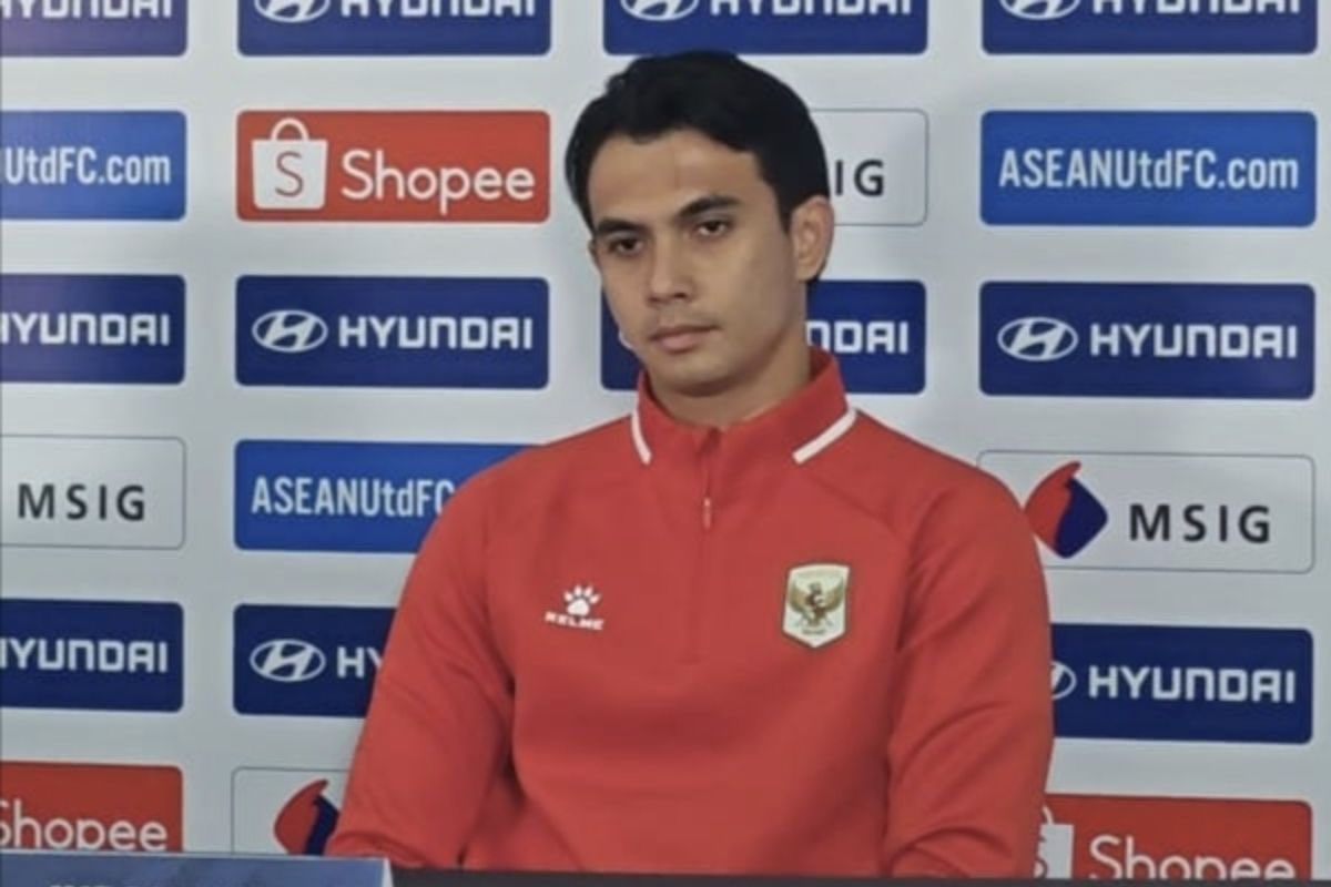 garistengah_id's tweet photo. Mau menutup malam ini dengan ngasih kritik yang semoga membangun pemain timnas Indonesia.

Rizky Ridho: 
Don’t take anything for granted. Ban kapten yang sakral itu, posisi utama di bek tengah itu sesuatu yang HARUS diperjuangkan. Banyak orang mau ada di titik itu. Perjuangkan! Pertahankan! Sudah cukup blunder di laga penentuan kualifikasi Piala Dunia dan Piala AFF tadi.

Eliano Reijnders:
Saya tahu dibandingin sama kakak itu sesuatu yang menyebalkan. Tapi lihat permainan hari ini tadi ya lo selamanya akan ada di bawah bayang-bayang beliau. Jangan heran juga kalau nggak dipanggil lagi di timnas Indonesia. Kecuali kalau lo mau keluar dari bayang-bayang itu. Come on, improve! Improve! Lo bermain di salah satu klub terbesar di Indonesia. Manfaatkan itu buat improve permainan! Setidaknya untuk mempertahankan nama lo di talent pool timnas.

Marc Klok:
Lo salah satu pemain senior. Kapten di klub pula. Come on, tenangin diri lo, Klok! Kalau pemain seniornya aja nggak tenang, grasak grusuk, keliatan menyerah, ya gimana satu tim mau naik mentalnya?

Ragnar Oratmangoen:
Main di Liga Indonesia bukan artinya liburan dan bisa setengah-setengah. Kerja keras lagi! Saya tahu kok kemampuan ente. Hanoi 2024 buktinya. Bahkan di FMD Juni kemarin ente masih main bagus! Jadi jangan menurun, plis. Timnas masih butuh ente ya akhi.

Mitch Baker:
Lupain dulu cita-cita jadi Erling Haaland. Fokus tumbuh lebih baik. You got the talent, dude! 

Nadeo Argawinata:
Kesempatan pertama di timnas nggak berakhir baik. Tapi lo bangkit di klub. Tampil spektakuler, lalu kesempatan kedua itu datang. Lo nyingkirin Ernando lho. Nyingkirin Teja yang juara di klub. Tapi, puf. Kesempatan kedua itu sia-sia. Pergi gitu aja. Dan seringnya dalam hidup, nggak akan ada kesempatan ketiga. Apalagi keempat.